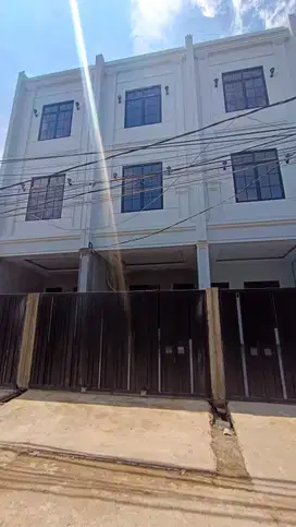 Rumah Brand New 3 Lantai dengan Bangunan Bata Merah di Duri Nirmala