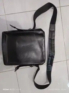 Dimaharkan tas slempang Louis Vuitton