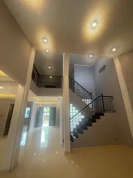 Jual Rumah 2 tingkat celling Tinggi Dekat Taman Sangat Strategis BSD