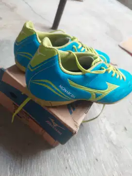 Sepatu futsal Mizuno