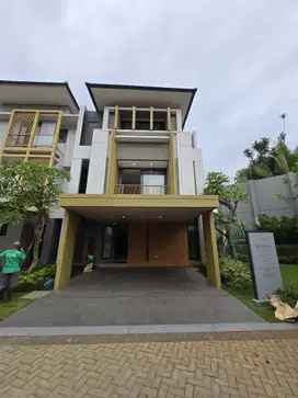 Dijual Rumah 3 Lantai Mewah di BSD, Desain Tropis, Fasilitas Eksklusif