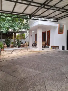 Rumah Mewah Asri Nyaman di jalan Utama Pondok Indah Jakarta Selatan
