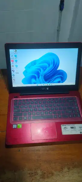 Asus Vivobook Intel Core I5-7200U Ram 4GB DDR4 VGA NVIDIA Geforce 2GB