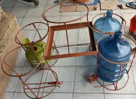 Keranjang galon dari besi kokoh