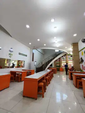 Gedung 3,5 Lantai di Jln. Otto Iskanadar Dinata, Bandung