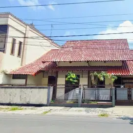 Rumah luas minimalis 227 m2 di tengah kota Solo