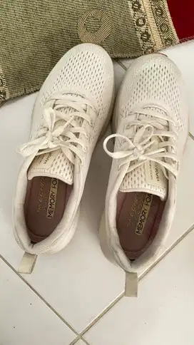 sepatu sketcher putih size 37