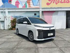 Voxy 2023 putih