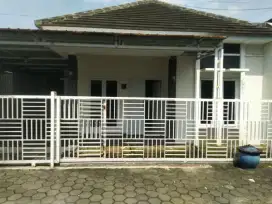 Disewakan rumah furnish dalam perum dekat Jalan Kabupaten