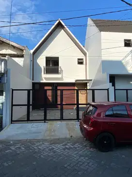 Rumah Baru Minimalis Scandinavian, Lokasi di Kutisari Indah, Strategis
