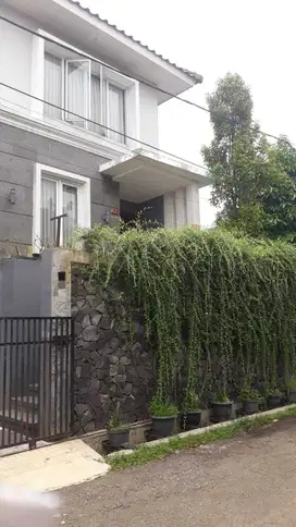 Dijual Rumah Full Furnished Dengan Kolam Renang di Guruminda Bandung