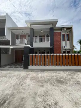 RUMAH BARU MEWAH 2 LANTAI BERKUALITAS TATA RUANG LEGA DI TAMANMARTANI