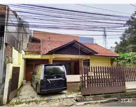 Rumah Lama Cocok Buat Bahan Kosan Dekat ke Kampus ITB di Cisitu.