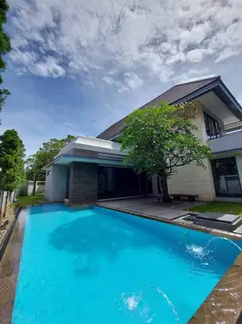 Rumah Mewah Kebayoran Baru Halaman Luas Area Tenang Depan Taman