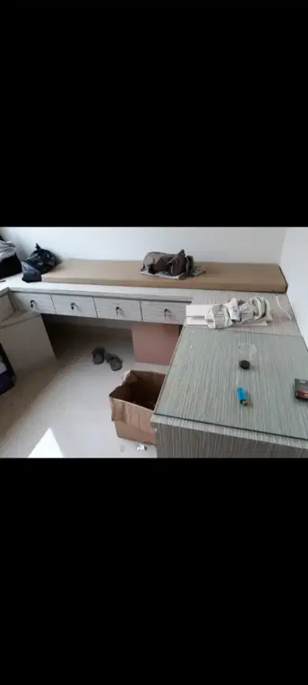 Meja Rp5jt+Lemari kuning Rp3 jt.MURAH Blh beli meja/lemari kuning saja