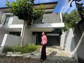 Cek segera rumah 2 lantai yang Modern Grand Wiz Mustikajaya, Bekasi