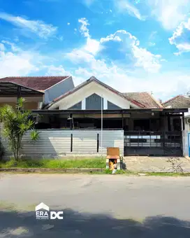 Rumah Luas ada Kanopi Dekat Bandara di Puri Anjasmoro