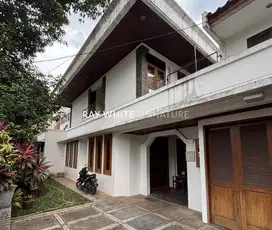 Rumah Lama di Jl Dukuh Patra Kondisi Baik Layak Huni Area Prime