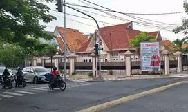 Rumah Hitung Tanah Hook di Pusat Surabaya