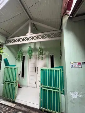Disewakan Rumah Dua Lantai, 2 Kamar Tidur di Kebon Nanas Jaktim