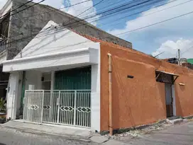 Dijual rumah tinggal dan usaha posisi Hook di sememi jaya