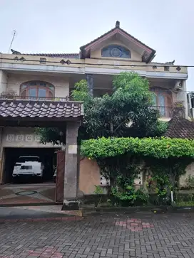 DIJUAL RUMAH LANTAI 2 LOKASI JALAN MERDEKA RENON BALI
