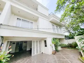 Sewa Rumah Keluarga Modern 3 Lantai di Cilandak 5BR