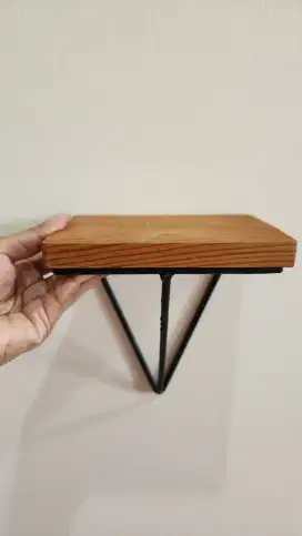 Rak kayu segitiga