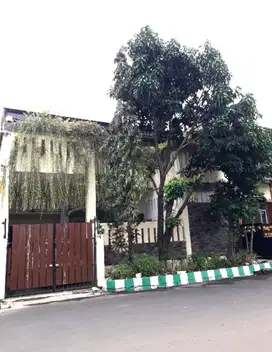DIJUAL RUMAH 2,5 LANTAI MINIMALIS  SIAP HUNI DI BOULEVARD HIJAU BEKASI