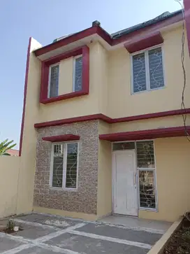 Rumah 2 lantai 3 kamar tidur dekat dengan transportasi umum