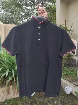 Polo shirt hitam size M fit L