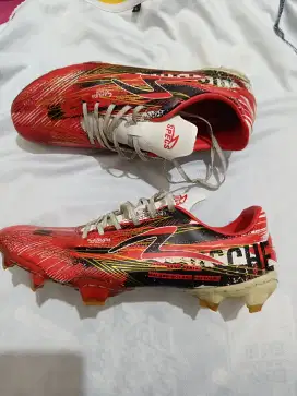 Sepatu bola SPECS  Ukuran 40
