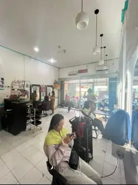 Cari pegawai salon