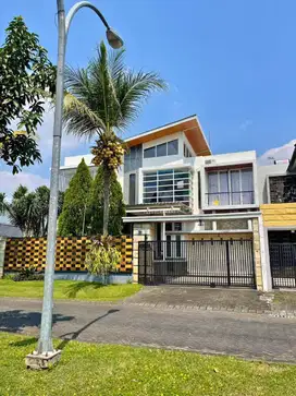 Dijual Rumah Mewah Full Furnish Kolam Renang – Araya Greenwood Golf