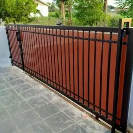 Pintu dan pagar motip kayu