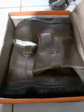 Sepatu safety Krusher no.40 baru keneh pisan