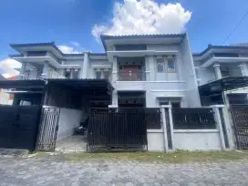 Disewakan rumah istimewa 2 lantai dekat Ambarukmo Plaza