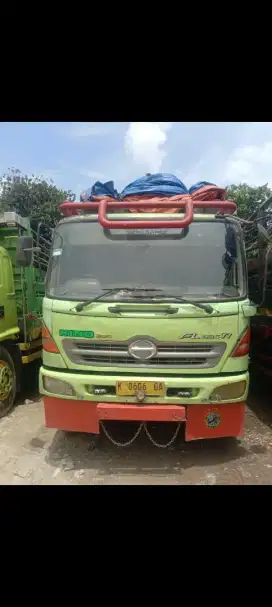 Hino lohan FL 235 JW  th 2013 tangan ke 1 dari baru pajak kir hidup