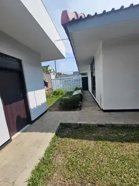 Sewa Rumah Besar Asri di Komplek  Sariwangi Bandung