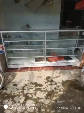 Etalase kaca aluminium