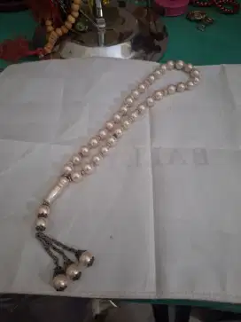 Tasbih branded 
Tasbih mutiara 
Dengan gantungan 
Kelereng muitara 
Li