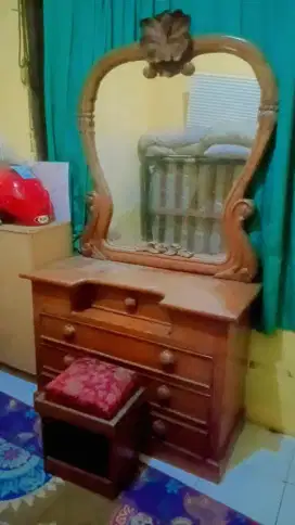 Di jual cepat mau pindahan,meja rias bahan kayu jati