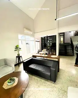 Dijual rumah yang luas dan siap huni cocok untuk kantor maupun hunian