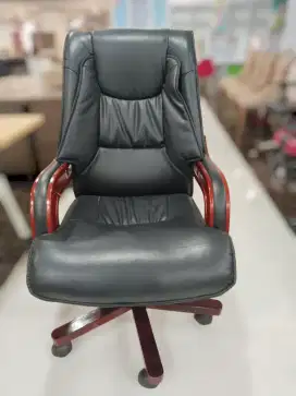 Kursi Kantor Direktur tebal mewah