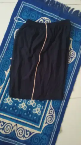 Sajadah dan celana pendek katun