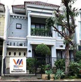 Rumah minimalis. Jarang ada Row Jalan Lebar 5 mobil depan Taman