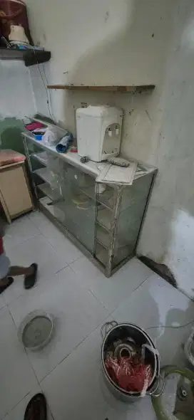 Etalase masih kokoh