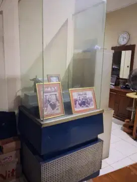 Dijual Etalase bekas optik bahan kaca tebal minat wa harga 3jt nego