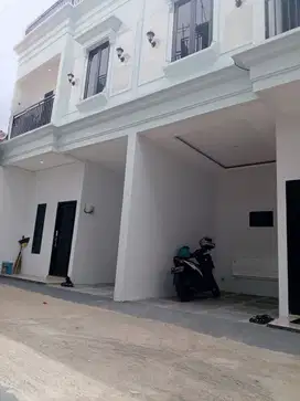 Rumah 2 lt Cluster di Jl Kahfi 1 Cipedak Jagakarsa strategis Murah