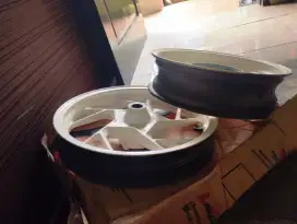 Velg motor DIJUAL CEPAT    VELG ORI VARIO 160 ABS COPOTAN SEPASANG